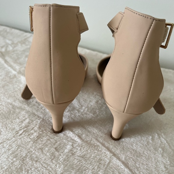 Dream Pairs EUC Nude kitten heel pumps with small handbag. - Picture 4 of 14